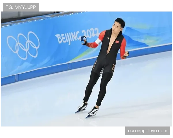 高亭宇赛场稳得可怕，私服照却像误入时装周的邻家男孩