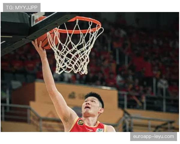 胡金秋背着普通双肩包挤地铁，手腕那块表比我半年工资值钱